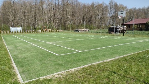 kort tenisowy ze sztuczną trawą